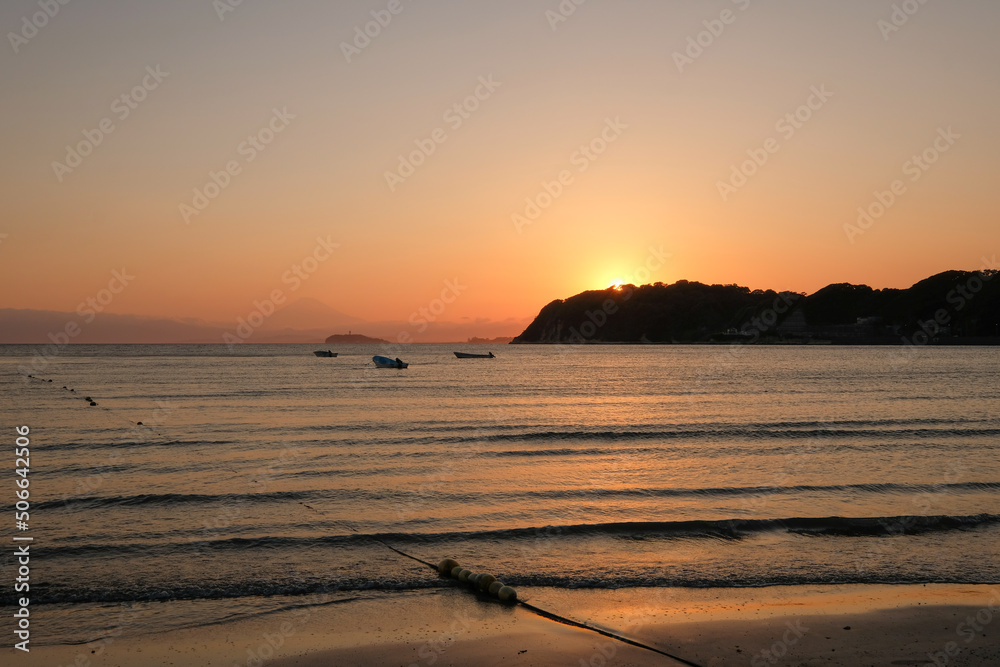 Fototapeta premium 神奈川県逗子市の逗子海岸からの夕日