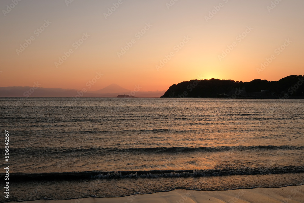 神奈川県逗子市の逗子海岸からの夕日 神奈川県逗子市の逗子海岸からの夕日