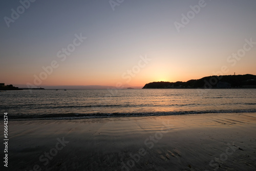 神奈川県逗子市の逗子海岸からの夕日 © Kazu8