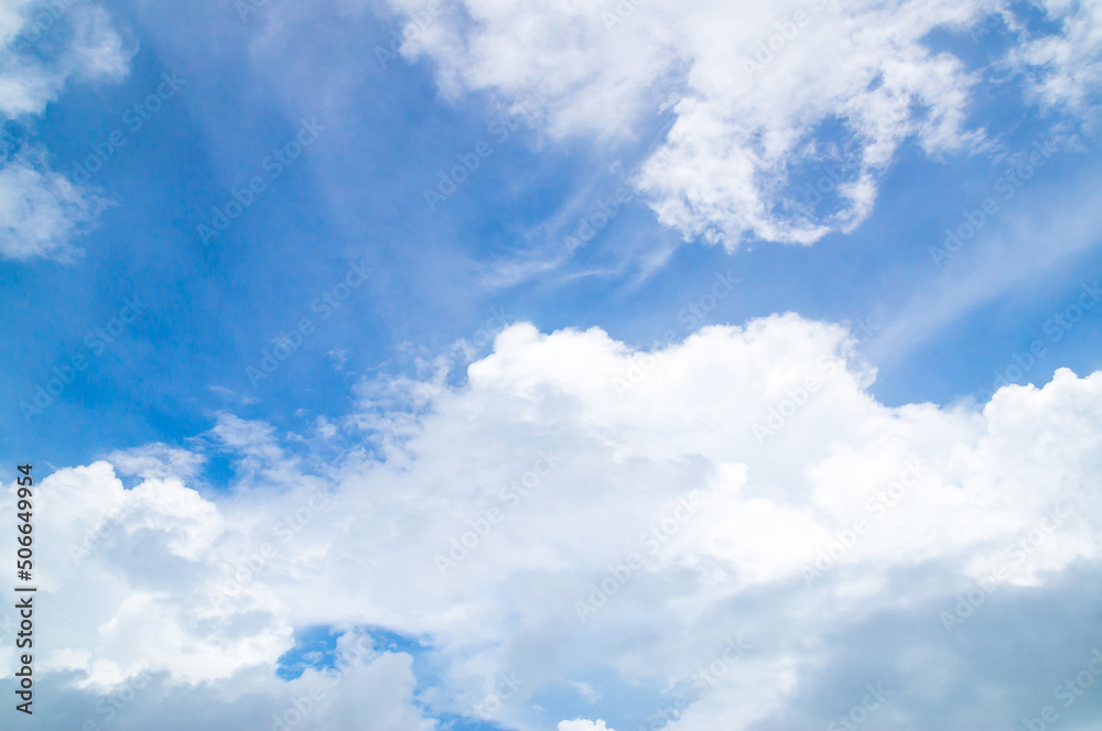 Obraz premium Beautiful blue sky with white cloud and clear light under shining from the sun