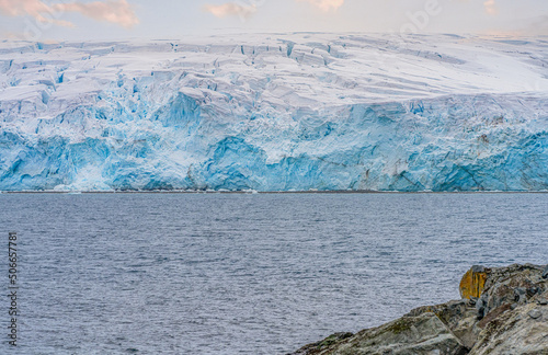 Panorama Foto - raue Natur, Eis Gletscher und Felsformationen bei Half Moon Island / Punta Pallero auf den Süd-Shettland-Inseln vor der Antarktis photo