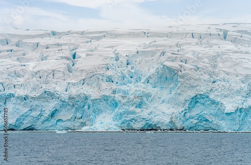 Panorama Foto - raue Natur, Eis Gletscher und Felsformationen bei Half Moon Island / Punta Pallero auf den Süd-Shettland-Inseln vor der Antarktis photo