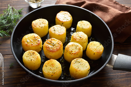Foto Fondant potatoes in frying pan