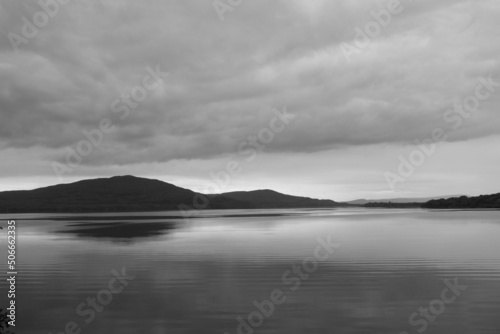photo noir blanc, d'une promenade en Ireland sur les reflets du bord de lac 