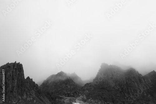 montagnes embrumées