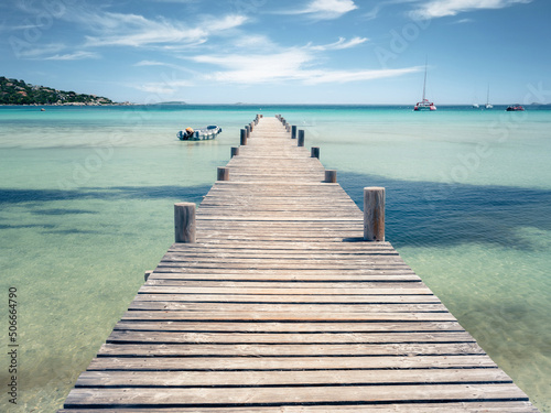 Un ponton en bois sur une plage de rêve en Corse du Sud © shocky