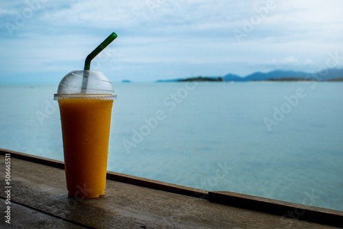Licuado de mango en un bar con vista al mar