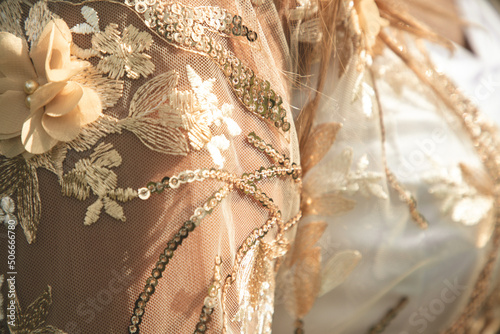 Détails de la tenue des mariés le jour de leur mariage