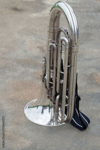 Canvas Print trumpet on the street