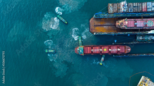 Foto Tug boat drag pull cargo ship from dry dock concept maintenance service