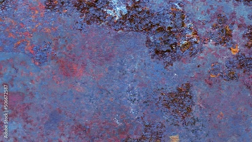 Makroaufnahmen einer oxidierten Metallplatte, Kamerafahrt von rechts nach links