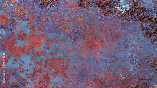 Makroaufnahmen einer oxidierten Metallplatte, Kamerafahrt von links nach rechts