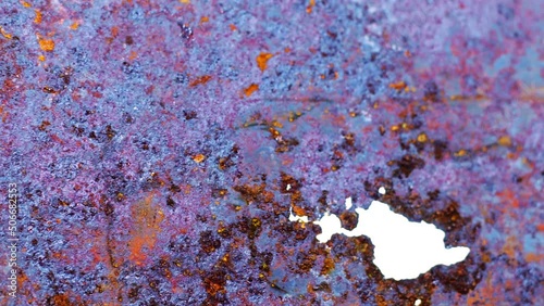 Makroaufnahmen einer oxidierten Metallplatte, Kamerafahrt von links nach rechts