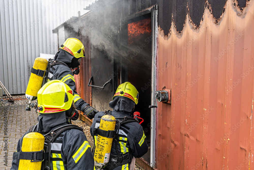 Feuerwehrmänner löschen Feuer - Feuerwehr - Feuerwehrmänner löschen Feuer - Feuerwehr -