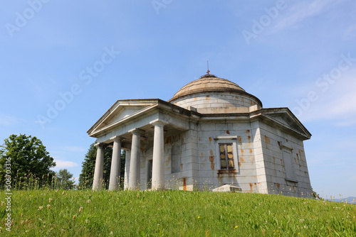 mausoleo di castelbarco di ispra in italia 