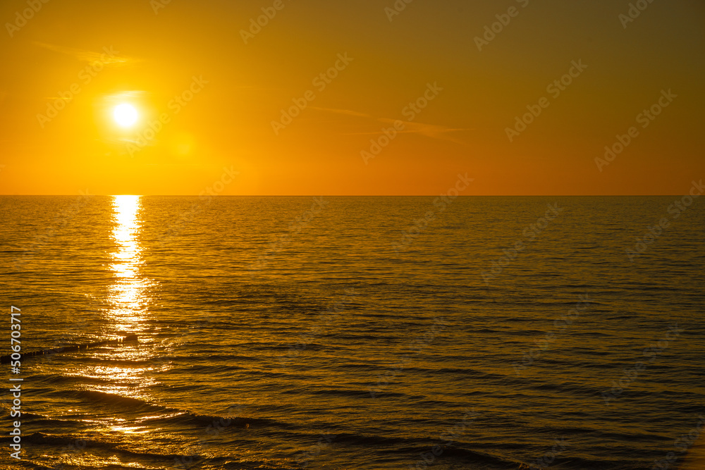 Zachód słońca nad polskim morzem w Rewalu