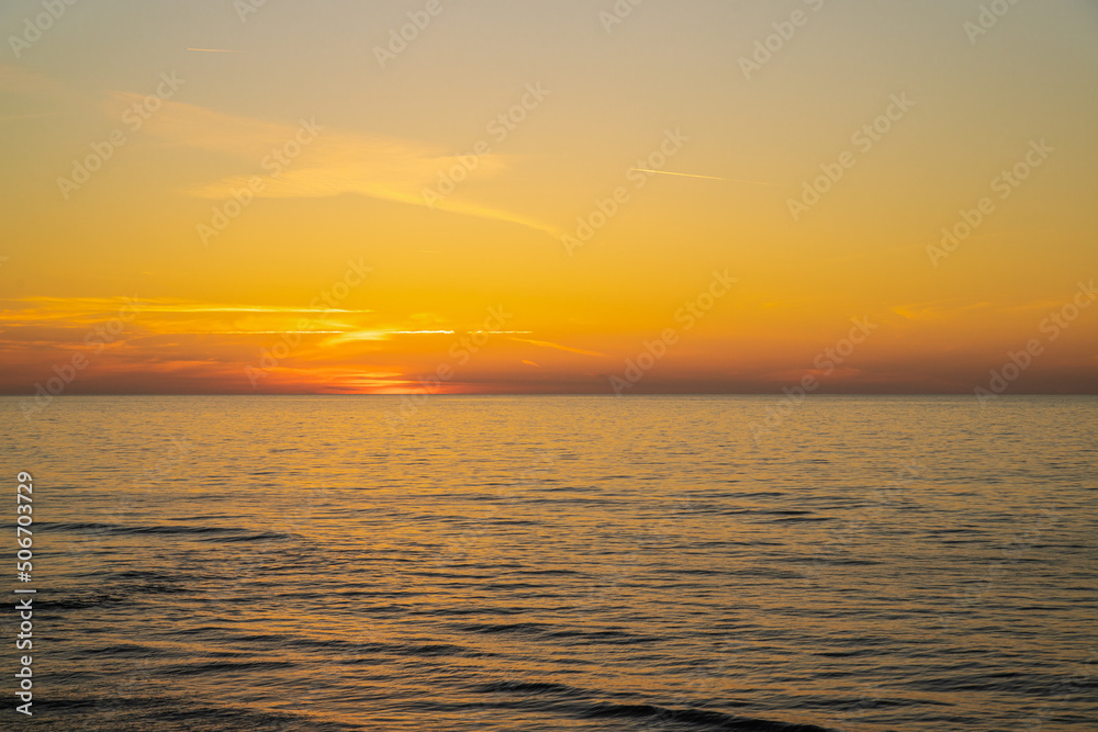 Zachód słońca nad polskim morzem w Rewalu