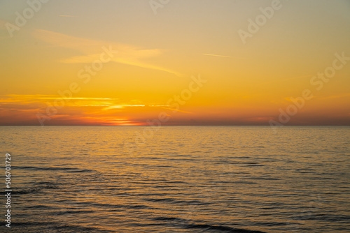 Zachód słońca nad polskim morzem w Rewalu © czwartynski