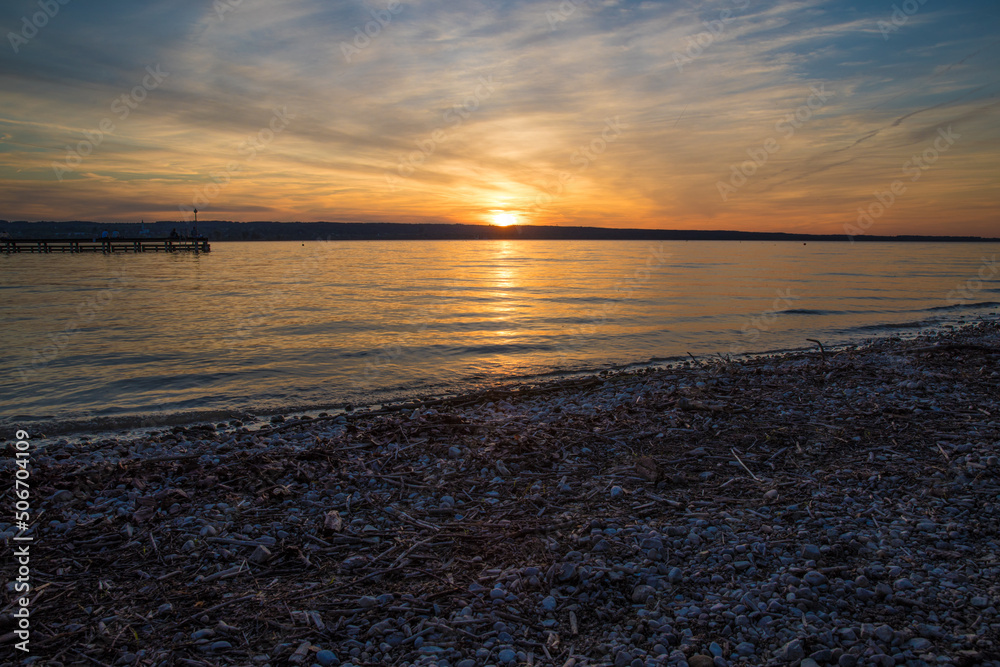 Naklejka premium Ammersee, Bayern, abendrot, meer, wasser, ozean, sonne, beach, himmel, sonnenaufgang, natur, cloud, welle, landschaft, orange, welle, abend, cloud, küste, see, rot, abenddämmerung, horizont, licht, 