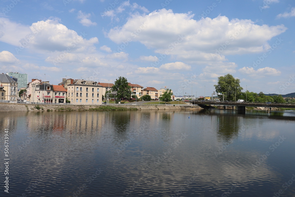La rivière Cher dans Montluçon, ville de Montluçon, département de l'Allier, France
