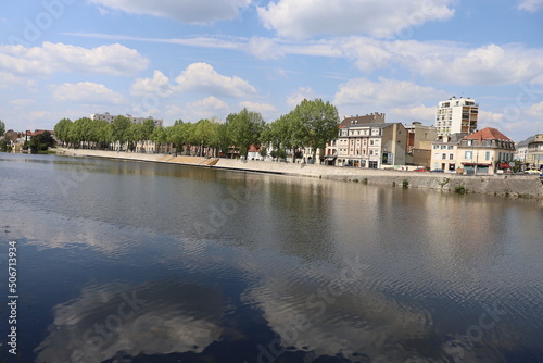 La rivière Cher dans Montluçon, ville de Montluçon, département de l'Allier, France photo