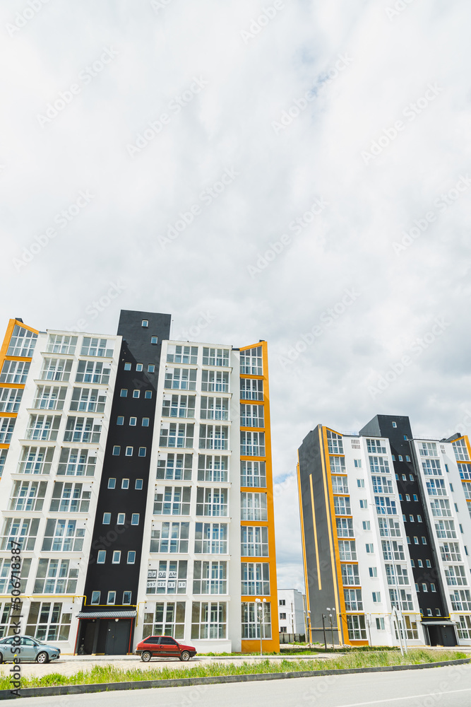 Fototapeta premium New modern multi-storey residential building. Plastic windows in a new apartment. Apartment with a balcony.