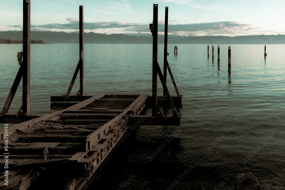 Zugang einer Yachtwerft zum See in mystischer Stimmung 