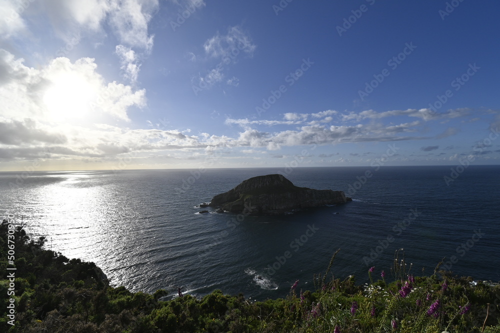 vista de la isla de la Deva, en Castrillón, Asturias, España