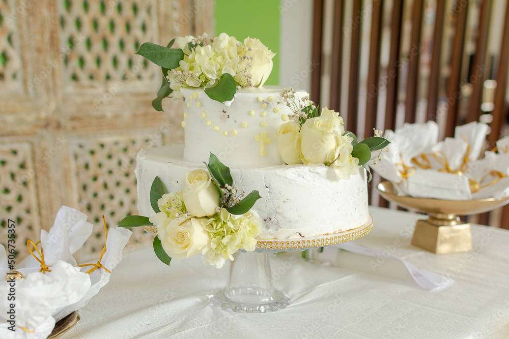 ponque con rosas amarillas foto de Stock | Adobe Stock