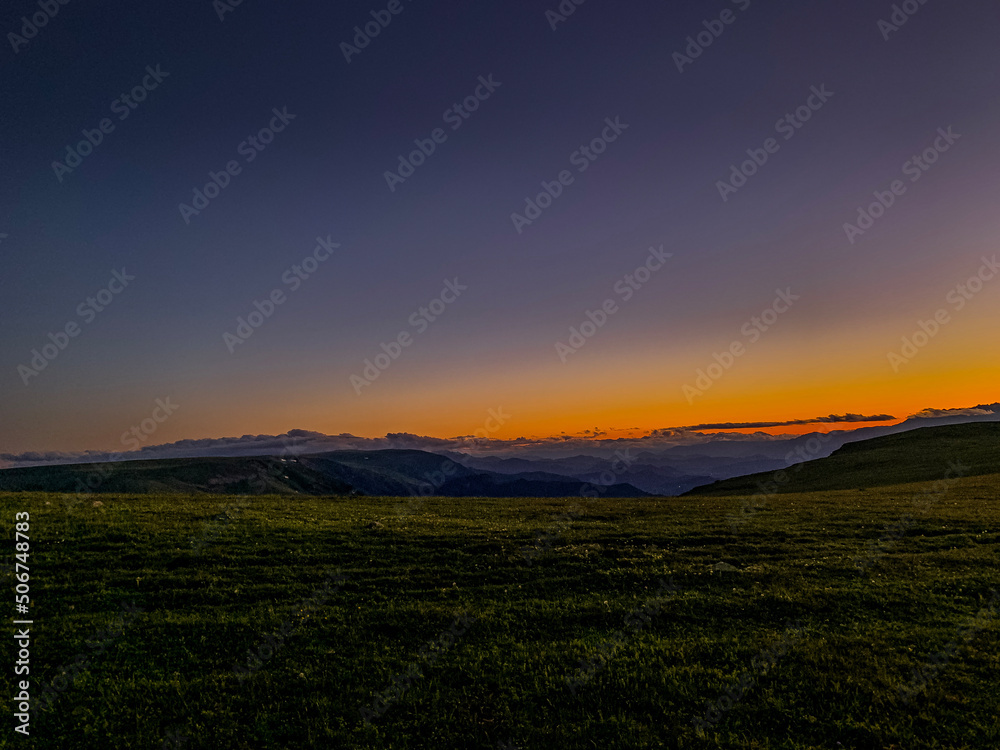 Obraz premium sunset over the field