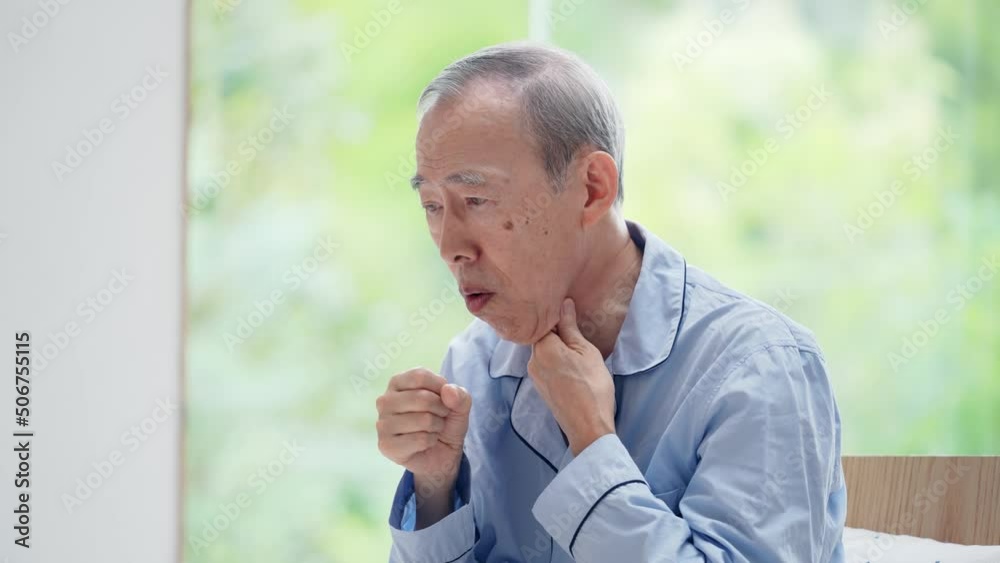 咳をするシニア男性 咳をするシニア男性