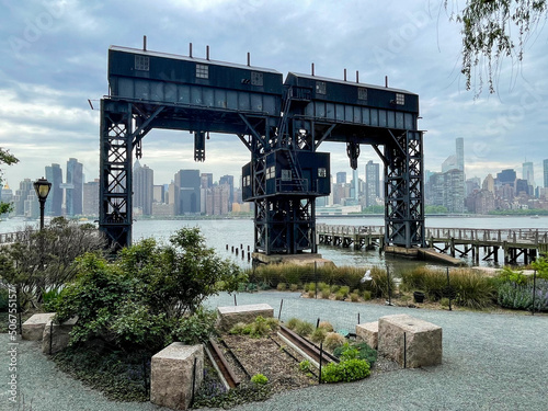 Obraz na płótnie Queens, NY - USA - May 20, 2022 View of the 12-acre Gantry Plaza State Park, a former dockyard on the East River in Hunters Point section of Long Island City in New York City. w salonie