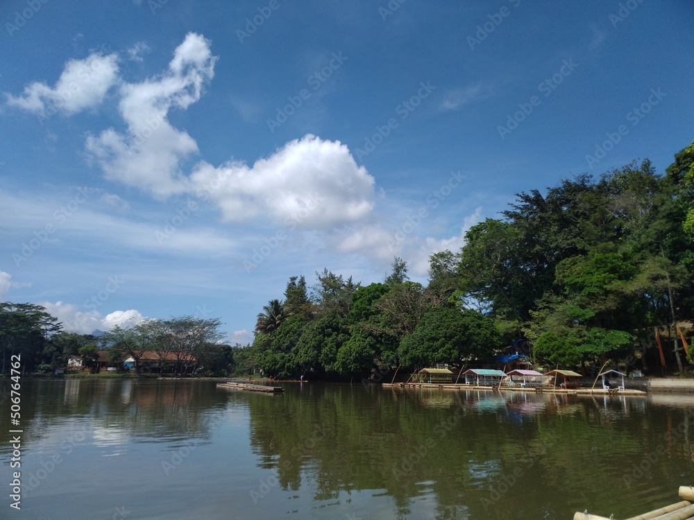 Obraz premium Photo of the scenery around the Cangkuang tourist spot taken on a raft