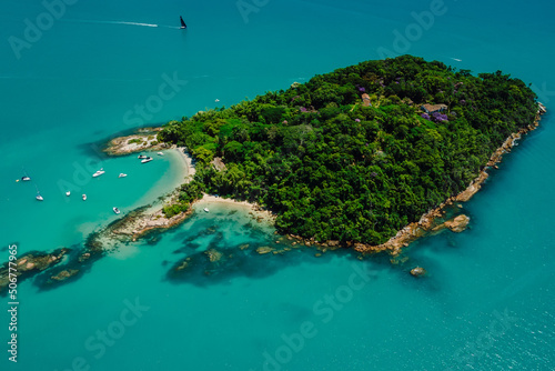 Island Ilha do Frances with boats and blue transparent sea in Florianopolis, Brazil. Aerial view © artifirsov