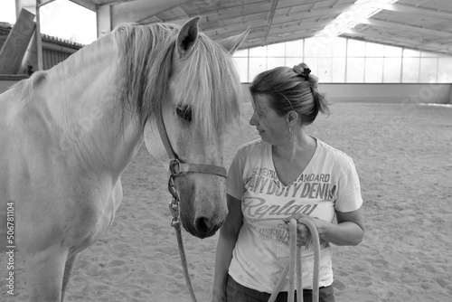 Frau mit Pferd