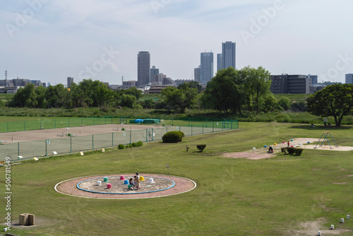 河川敷の広場 Riverside Space