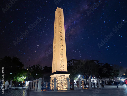 Photo The symbolic ancient sultanahmet column at night time