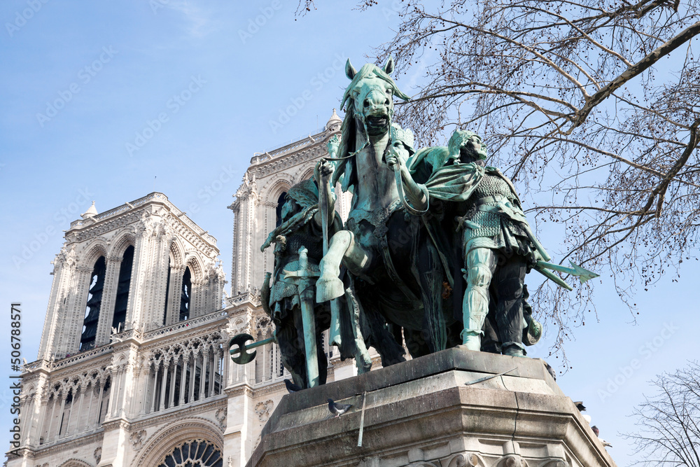 Obraz premium Center of Notre Dame de Paris