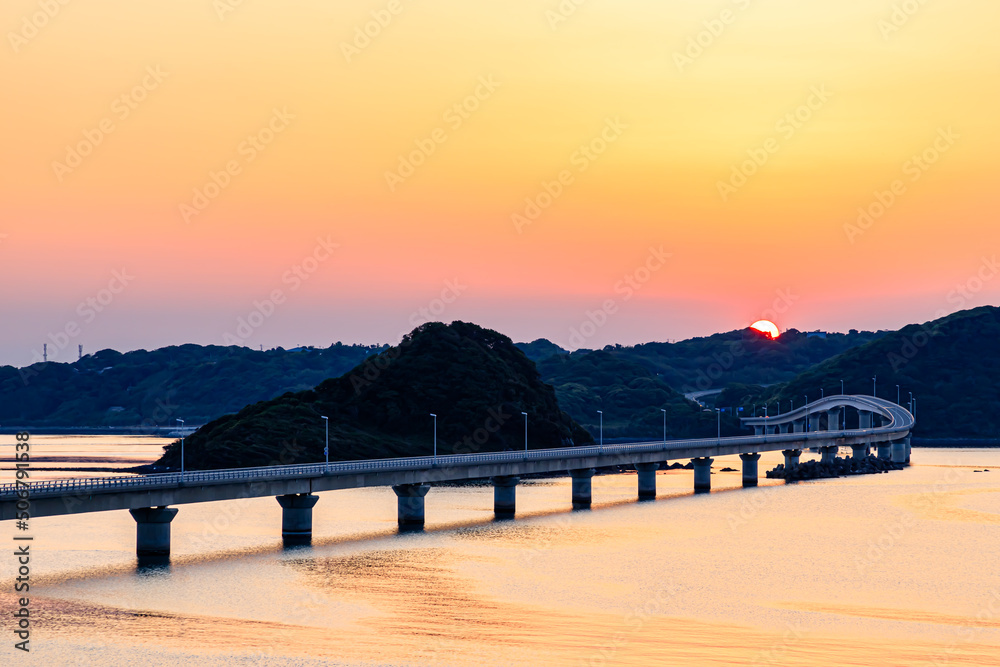 夕日と角島大橋　山口県下関市　Sunset and Tsunoshima Bridge. Yamaguchi-ken Shimonoseki city.