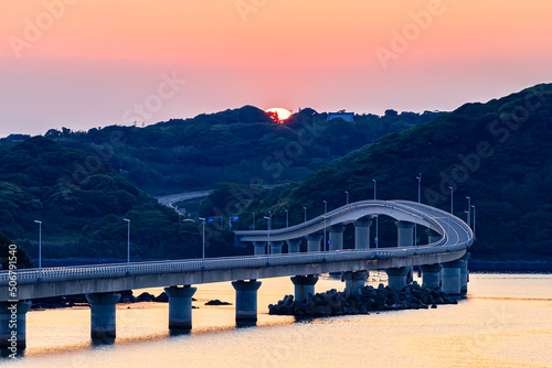 夕日と角島大橋　山口県下関市　Sunset and Tsunoshima Bridge. Yamaguchi-ken Shimonoseki city. photo