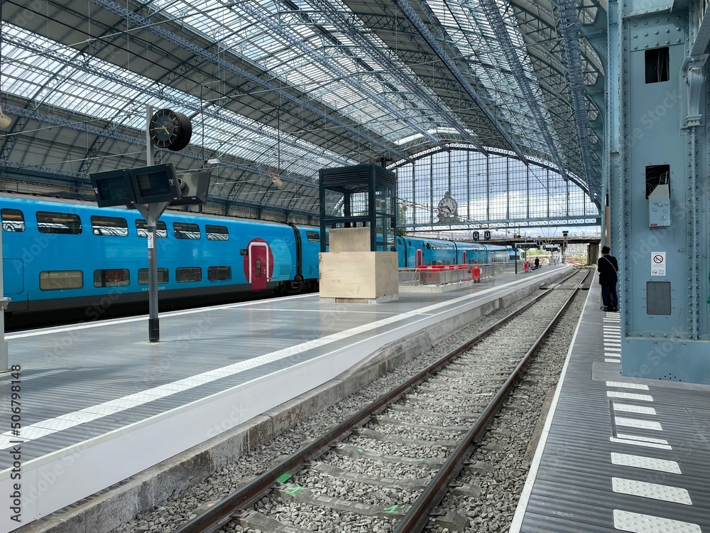 Obraz premium Blue train - railway station with clock