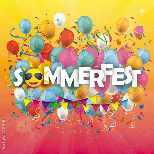 Sommerfest Template mit bunten Luftballons, Konfetti und Girlanden vor einem Abendhimmel