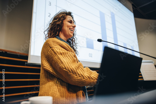 Obraz na plátně Businesswoman giving a speech from podium