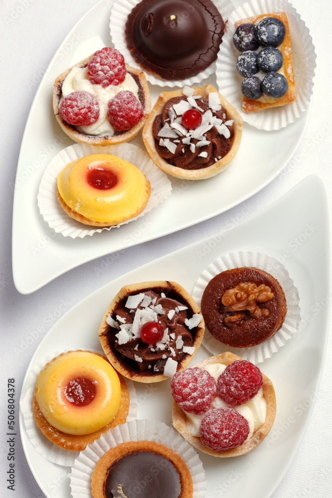 Petits Fours, kleine Kuchen auf Servierplatte