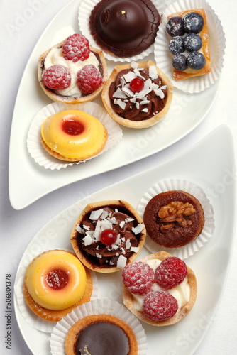 Obraz na płótnie Petits Fours, kleine Kuchen auf Servierplatte w salonie