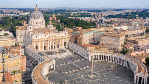 Photo Aerial view of Papal Basilica of Saint Peter in the Vatican located in Rome, Italy, before a weekly general audience
