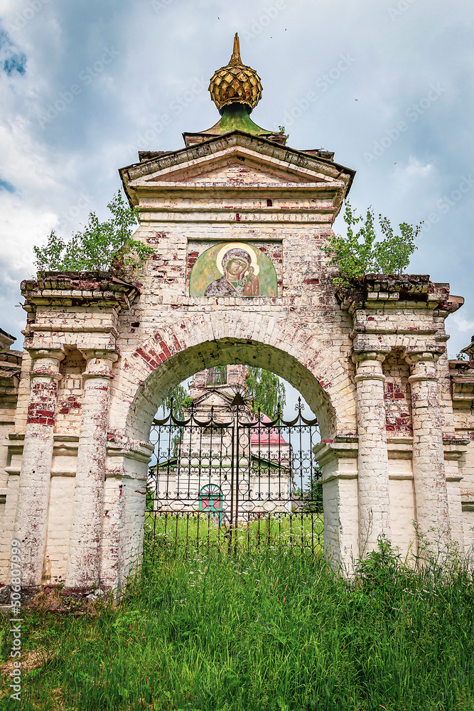 Fototapeta premium the gate of the church fence