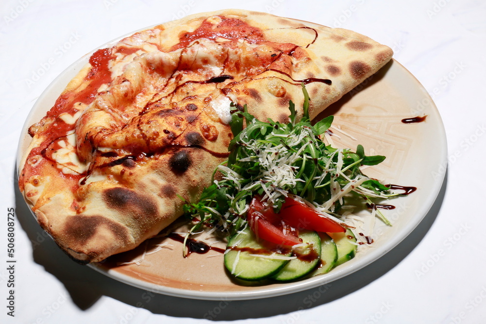 Pizza Calzone, Salat