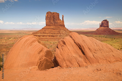 Obraz na płótnie Taylor Rock and the Mittens in Monument Valley w salonie