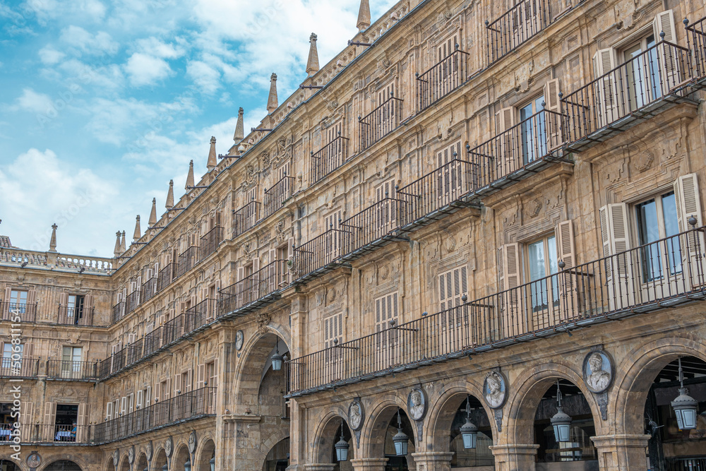 Obraz premium Balcones y arquitectura barroca en la plaza mayor de Salamanca, España